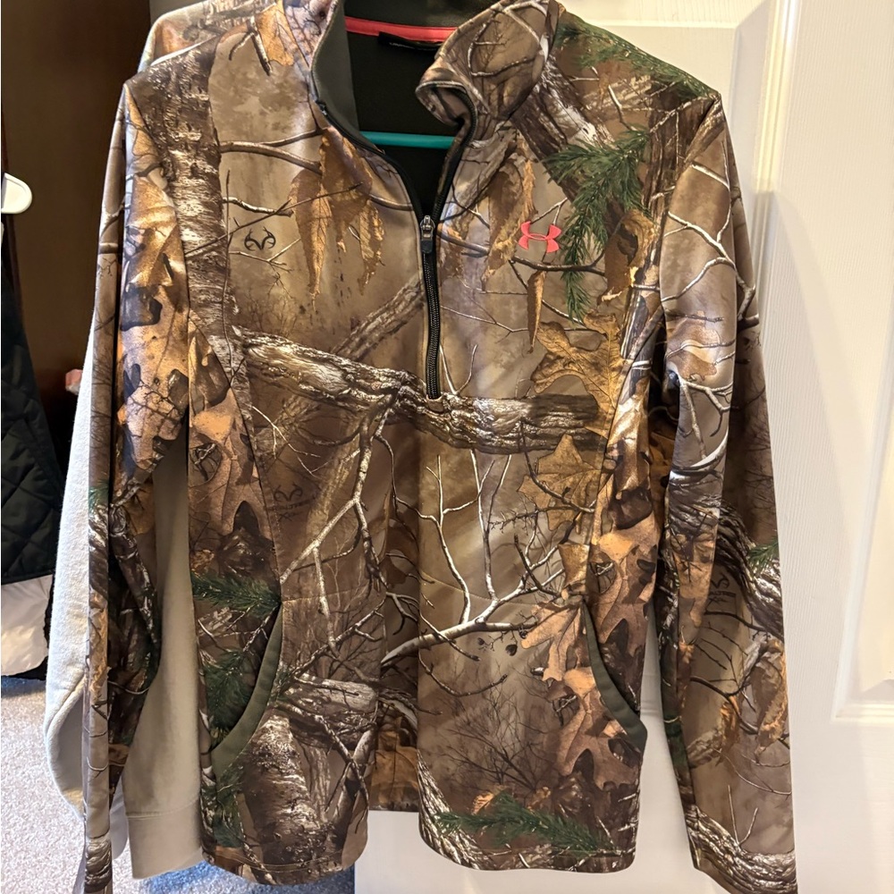 Women’s Under Armour Camo pullover - size medium